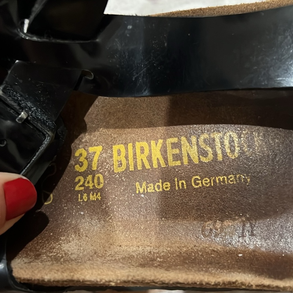 Birkenstock sandal. Size 37. I wear a 7 and they fit fine see photo. - Picture 3 of 4